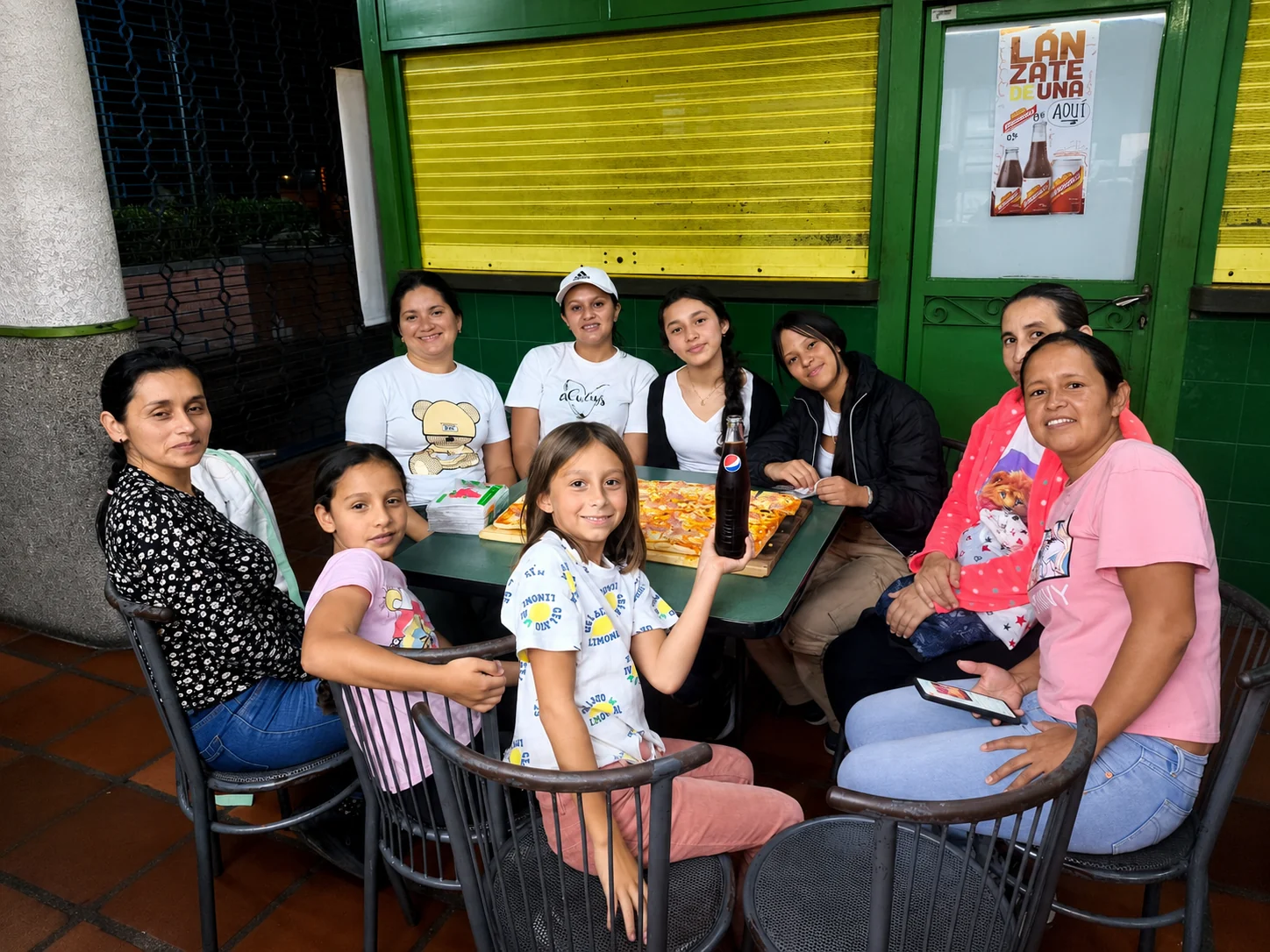 Familia compartiendo pizza en Coco Tella